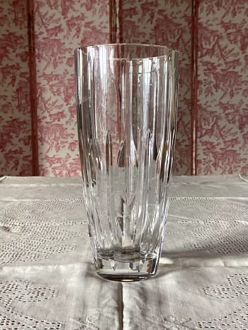 فازة زجاجية شفافة